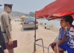 ฉุนหนุ่มใส่ขาเทียมยืนฉี่ริมถนนโชว์กลุ่มสาวโดน2ชายหนุ่มรุมตื๊บเจ็บสาหัส