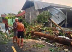 ศรีรัตนะอ่วม!พายุฤดูร้อนถล่ม ฝนกระหน่ำ ลมกระโชกแรงซัดบ้านพังยับกว่า 150 หลัง