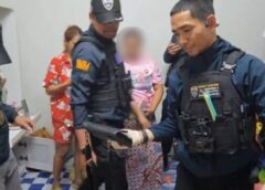 Ch-newsthailand.com ผวาทั้งหอพัก! ตม.สมุทรสาคร รวบเมียนมาพกปืนโชว์กร่าง ข่มขู่แรงงานต่างด้าว