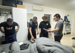 ตามรวบหนุ่มซื้อขายบุหรี่เถื่อนผ่านไปรษณีย์  ค้นห้องพักผงะเจอทั้งปืน-เงินสด-คลังบุหรี่หนีภาษี