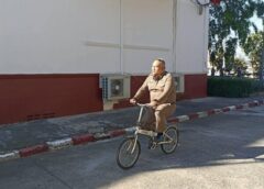 ไม่ง้อน้ำมันแพง!”รองแมน” รอง ผบก.ตาก. ปั่นจักรยาน มาทำงาน ลดภาระค่าใช้จ่าย