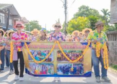 ชัยภูมิสุดอลัง! แห่มาลัยดอกไม้ยาว 990 เมตร ถวายเจ้าพ่อหมื่นแสน สืบสานบุญเดือน 6