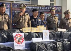 Ch-newsthailand.com ตำรวจภาค 1 โชว์ฟอร์ม”รวบ เปา K2 พร้อมกับพวกพร้อมของกลางยาเสพติดจำนวน 45 กระสอบ (ประมาณ 8,900,000 เม็ด)