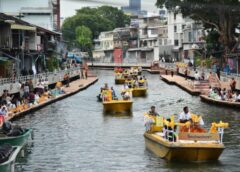 ตักบาตรทางเรือรอบเกาะรัตนโกสินทร์ในรอบ 240 ปีถวายเป็นพระราชกุศลในหลวง