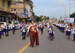 อลังการศรัทธา! ขบวนนางรำ 500 ชีวิตนำแห่เทียนพรรษาสืบสานประเพณีคู่พิษณุโลก