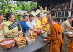 ชาวกันทรารมย์พร้อมใจนุ่งผ้าไทยใส่บาตร เพิ่มบุญเพิ่มสุข จรรโลง ผ้าไทยและพุทธศาสนา