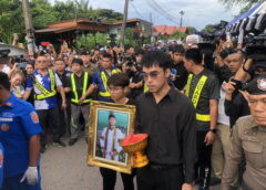 น้ำตาท่วม! ญาติพร้อมแฟนคลับนับพันรับร่าง “ฮลุน โซโล่” ย่าเก็บตัวเงียบไม่กล้ามองหน้าหลาน รับไม่ได้ไปเร็วเกิน
