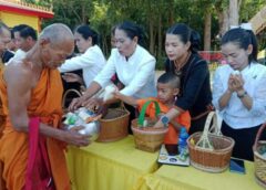 ถือศีล 5 นุ่งผ้าไทย ทำบุญตักบาตร ทำความดีวิถีพอเพียงช่วงเข้าพรรษา คนไพรบึง