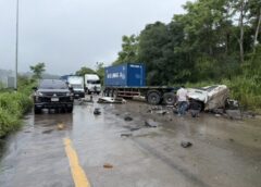 ฝนกระหน่ำถนนลื่นเทรลเลอร์เบรกแตกทางลงเขา”ศาลปูโทน”พุ่งชนดะ 7 คันรวด เจ็บ 5