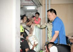 นายกฯ อนุทิน ลงพื้นที่ ‘แฟลตคลองจั่น’ รอบ 2 ลุยแจกถุงยังชีพ เจอทั้งเสียงเชียร์-เสียงด่า