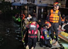 นายกฯ “อนุทิน” ลงเรือแจกอาหารผู้ประสบภัยน้ำท่วมแฟลตการเคหะคลองจั่น