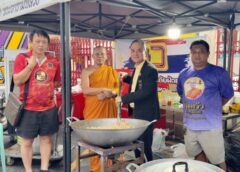 ห้างเพชรหลีเสงร่วมกับท่านเจ้าคุณน้อยตั้งโรงครัวปรุงอาหารสุกแจกเหยื่อน้ำท่วมพระนครวันละ 1,000-1,500 กล่อง