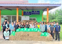 ปศุสัตว์ชัยภูมิเร่งช่วยเกษตรกรบำเหน็จณรงค์ มอบอาหารสัตว์ 3 ตัน–ถุงยังชีพ 29 ถุง ฝ่าวิกฤตน้ำท่วม