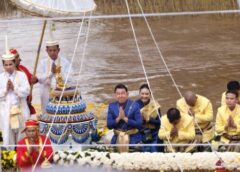 ศรัทธาล้น! นายกฯ ควงภรรยาสานตำนานพิธีศักดิ์สิทธิ์ ‘อุ้มพระดำน้ำ’ หนึ่งเดียวในโลก