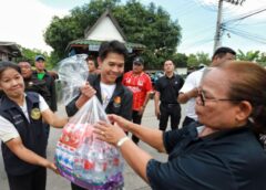ไม่ทิ้งกัน! “ศุภชัย นพขำ” ลุยน้ำท่วมบางกะดี-บ้านกลาง มอบถุงยังชีพ กว่า 1,000 ชุดเยียวยาผู้ประสบภัย
