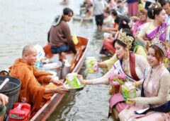 พุทธศาสนิกชนพร้อมใจตักบาตรพระร้อยทางเรือ พร้อมถวายบัว สืบสานประเพณีเก่าแก่เมืองปทุมธานี