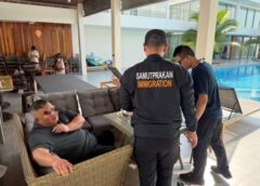 ตม.ชลบุรีบุกรวบหนุ่มจีนแสบถือพาสปอร์ตกัมพูชาอำพรางตัวตน หลอกผู้เสียหายลงทุนในคริปโต เสียหายกว่า 100 ล้าน