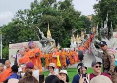 คลื่นศรัทธานับหมื่นแห่ตักบาตรเทโวพระสงฆ์ 500 รูปลงเขาสะแกกรัง สืบสานพระประเพณีออกพรรษา